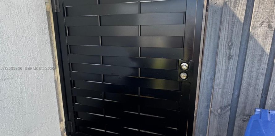 Commercial property in Miami, Florida 1 bedroom, 140.19 sq.m. № 2069368