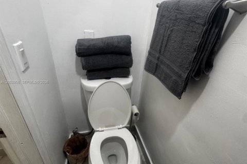 Commercial property in Miami, Florida 1 bedroom, 140.19 sq.m. № 2069368 - photo 6