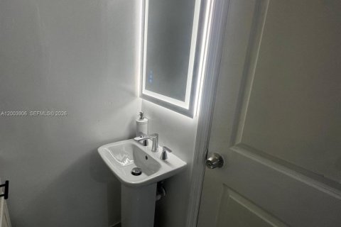 Commercial property in Miami, Florida 1 bedroom, 140.19 sq.m. № 2069368 - photo 5