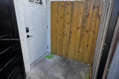 Commercial property in Miami, Florida 1 bedroom, 140.19 sq.m. № 2069368 - photo 2