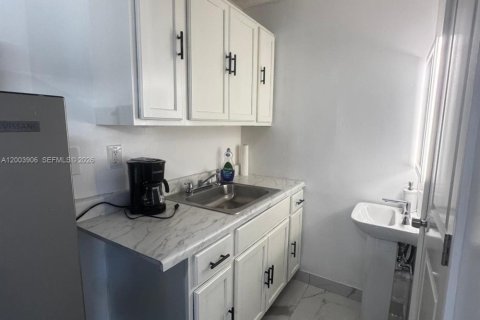 Commercial property in Miami, Florida 1 bedroom, 140.19 sq.m. № 2069368 - photo 7