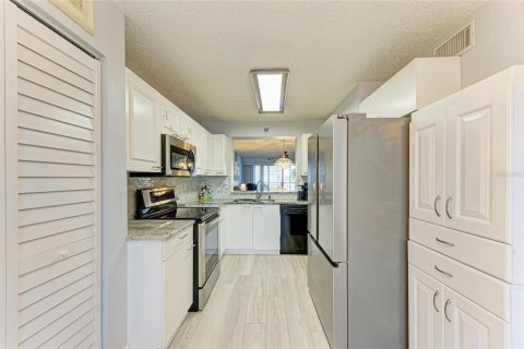 Condo in Bradenton, Florida, 2 bedrooms  № 1717618 - photo 8