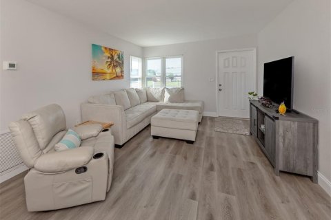 House in North Port, Florida 2 bedrooms, 84.73 sq.m. № 2103487 - photo 8