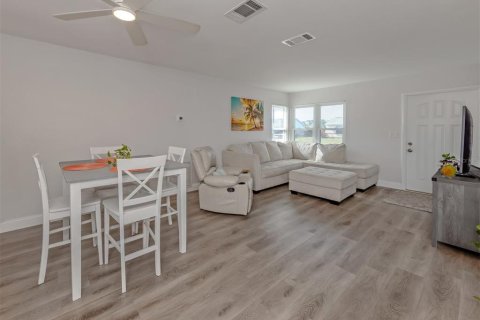 House in North Port, Florida 2 bedrooms, 84.73 sq.m. № 2103487 - photo 15