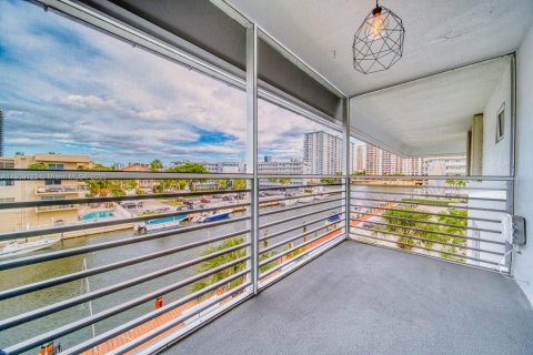 Condominio en venta en Aventura, Florida, 2 dormitorios, 103.12 m2 № 1966002 - foto 1