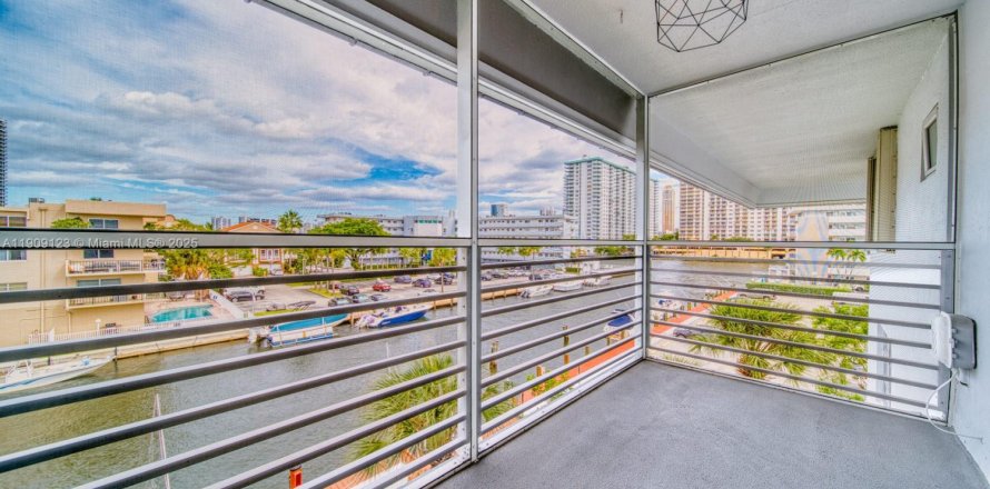 Condominio en Aventura, Florida, 2 dormitorios  № 1966002