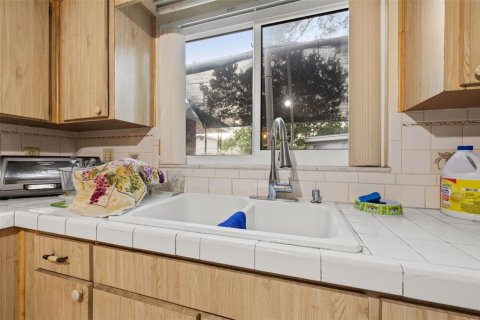 House in Saint Petersburg, Florida 4 bedrooms, 181.81 sq.m. № 798476 - photo 11