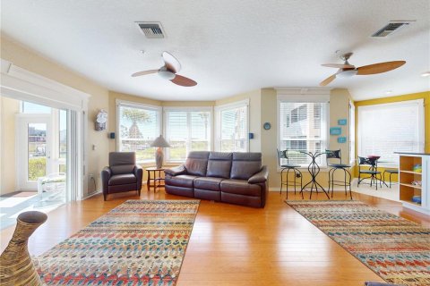 Condo in New Smyrna Beach, Florida, 3 bedrooms  № 2381320 - photo 18
