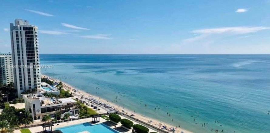 Condominio en Hallandale Beach, Florida, 1 dormitorio  № 1888116