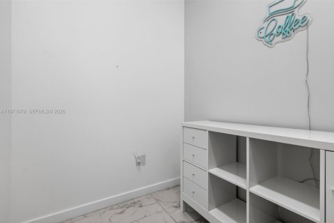 Propiedad comercial en venta en Miami, Florida № 2032555 - foto 18