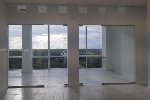 Propiedad comercial en venta en Miami, Florida № 2032555 - foto 11