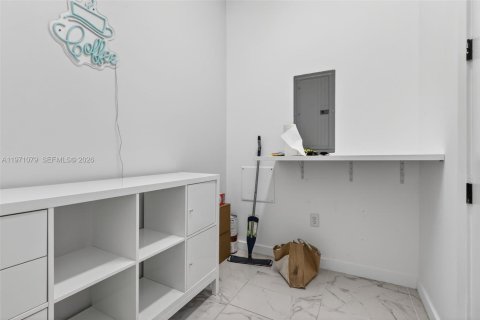 Propiedad comercial en venta en Miami, Florida № 2032555 - foto 19