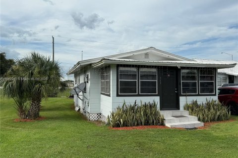 Casa en venta en Moore Haven, Florida, 4 dormitorios, 169.92 m2 № 1887666 - foto 2
