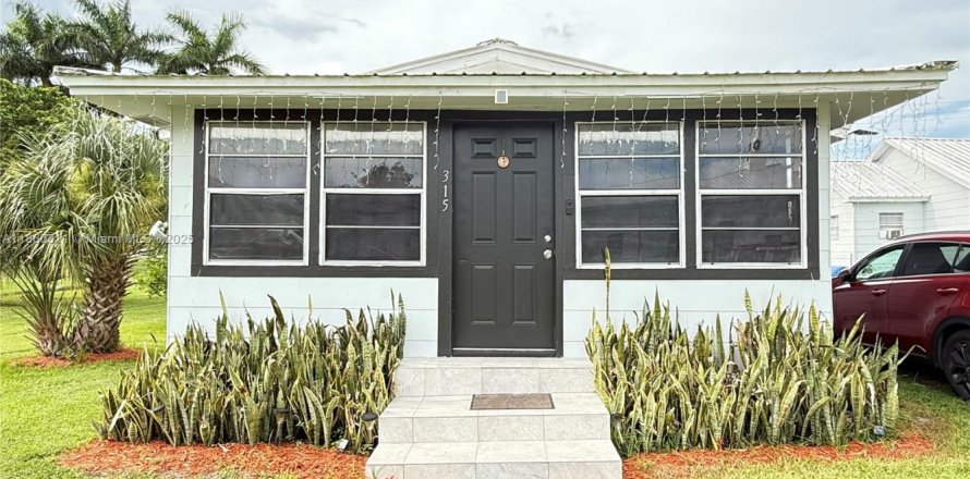 Casa en Moore Haven, Florida 4 dormitorios, 169.92 m2 № 1887666
