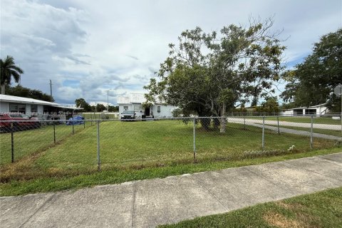 Casa en venta en Moore Haven, Florida, 4 dormitorios, 169.92 m2 № 1887666 - foto 16