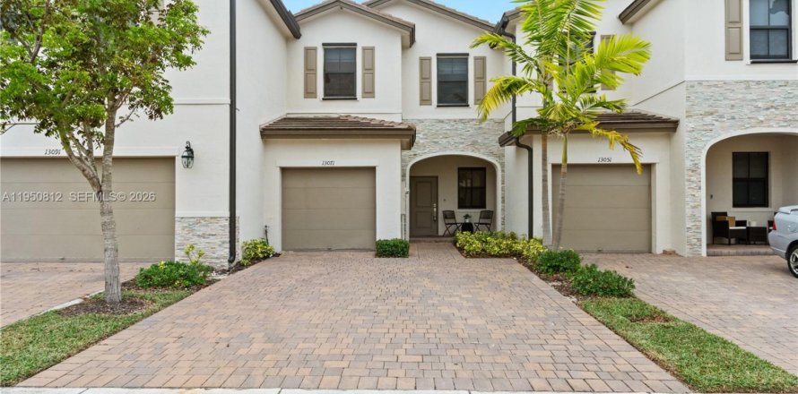 Townhouse in Miami, Florida 3 bedrooms, 123.65 sq.m. № 2054284