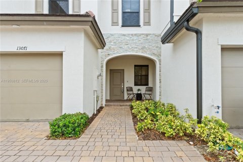 Townhouse in Miami, Florida 3 bedrooms, 123.65 sq.m. № 2054284 - photo 2