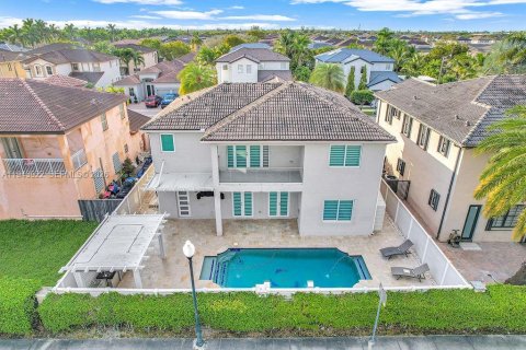 House in Hialeah, Florida 4 bedrooms, 267.37 sq.m. № 2000825 - photo 10
