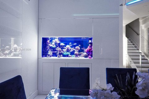 House in Hialeah, Florida 4 bedrooms, 267.37 sq.m. № 2000825 - photo 19