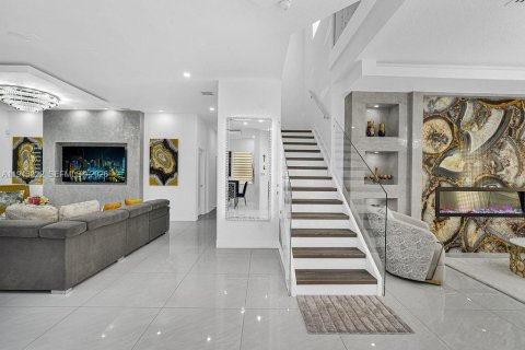 House in Hialeah, Florida 4 bedrooms, 267.37 sq.m. № 2000825 - photo 18