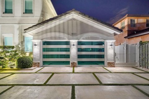 House in Hialeah, Florida 4 bedrooms, 267.37 sq.m. № 2000825 - photo 7