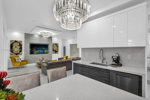 House in Hialeah, Florida 4 bedrooms, 267.37 sq.m. № 2000825 - photo 28