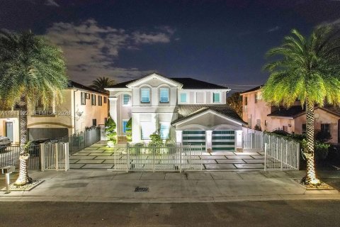 House in Hialeah, Florida 4 bedrooms, 267.37 sq.m. № 2000825 - photo 8