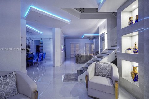 House in Hialeah, Florida 4 bedrooms, 267.37 sq.m. № 2000825 - photo 14