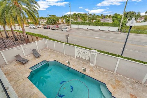 House in Hialeah, Florida 4 bedrooms, 267.37 sq.m. № 2000825 - photo 24