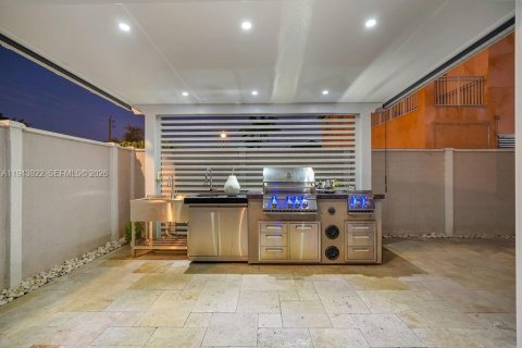 House in Hialeah, Florida 4 bedrooms, 267.37 sq.m. № 2000825 - photo 23