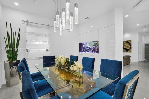 House in Hialeah, Florida 4 bedrooms, 267.37 sq.m. № 2000825 - photo 20