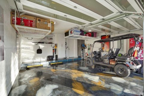 House in Hialeah, Florida 4 bedrooms, 267.37 sq.m. № 2000825 - photo 12