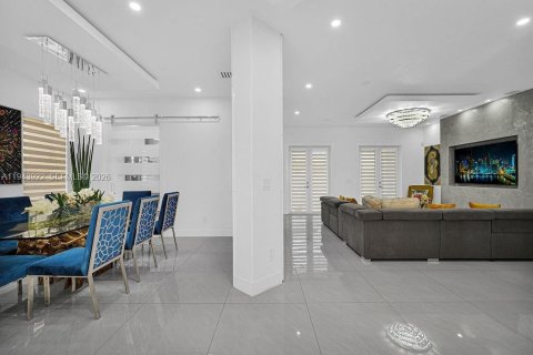 House in Hialeah, Florida 4 bedrooms, 267.37 sq.m. № 2000825 - photo 30