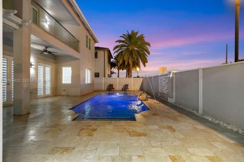 House in Hialeah, Florida 4 bedrooms, 267.37 sq.m. № 2000825 - photo 26