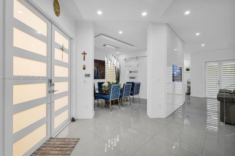 House in Hialeah, Florida 4 bedrooms, 267.37 sq.m. № 2000825 - photo 13