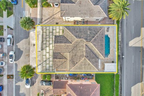 House in Hialeah, Florida 4 bedrooms, 267.37 sq.m. № 2000825 - photo 4