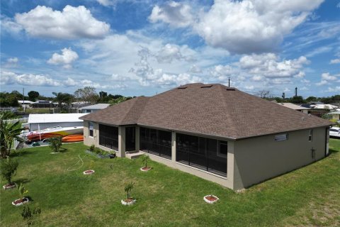 House in Port Charlotte, Florida 3 bedrooms, 212.37 sq.m. № 2130052 - photo 11