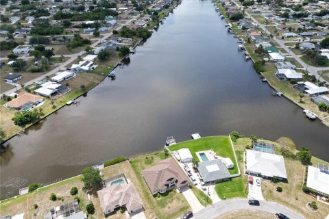 House in Port Charlotte, Florida 3 bedrooms, 212.37 sq.m. № 2130052 - photo 9