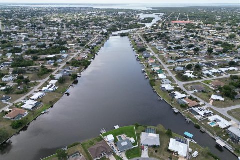House in Port Charlotte, Florida 3 bedrooms, 212.37 sq.m. № 2130052 - photo 8