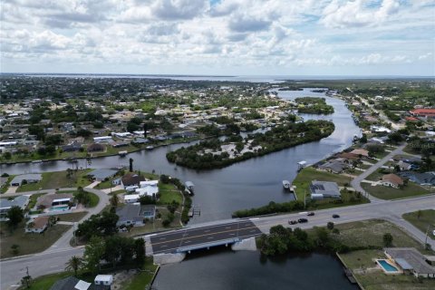 House in Port Charlotte, Florida 3 bedrooms, 212.37 sq.m. № 2130052 - photo 7