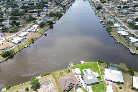 House in Port Charlotte, Florida 3 bedrooms, 212.37 sq.m. № 2130052 - photo 10
