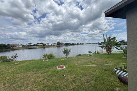 House in Port Charlotte, Florida 3 bedrooms, 212.37 sq.m. № 2130052 - photo 1