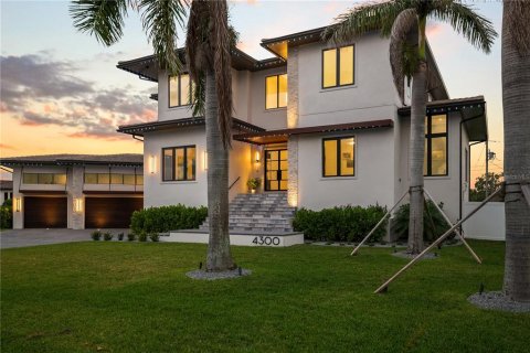 Casa en venta en Saint Petersburg, Florida, 6 dormitorios, 538.37 m2 № 1649028 - foto 1