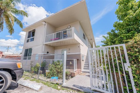 House in Miami, Florida 2 bedrooms, 92.9 sq.m. № 2052767