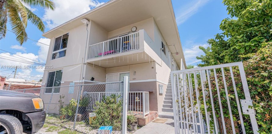 House in Miami, Florida 2 bedrooms, 92.9 sq.m. № 2052767