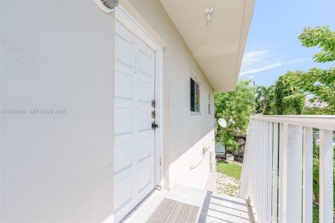 House in Miami, Florida 2 bedrooms, 92.9 sq.m. № 2052767 - photo 3