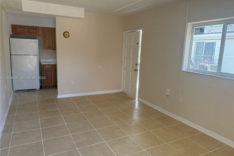 House in Miami, Florida 2 bedrooms, 92.9 sq.m. № 2052767 - photo 7