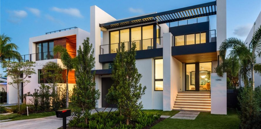 Дом в Майами, Флорида 4 спальни № 1997824