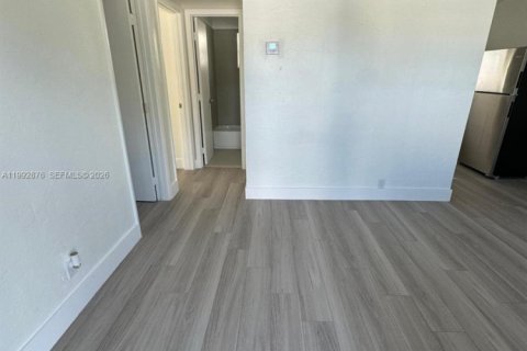 Commercial property in Opa-locka, Florida 111.48 sq.m. № 2062807 - photo 4