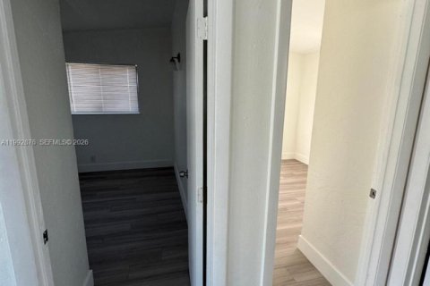 Commercial property in Opa-locka, Florida 111.48 sq.m. № 2062807 - photo 6